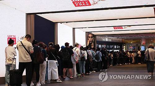 서울 시내 한 면세점 앞에서 관광객들이 입장을 위해 대기해 있는 모습.<연합뉴스>