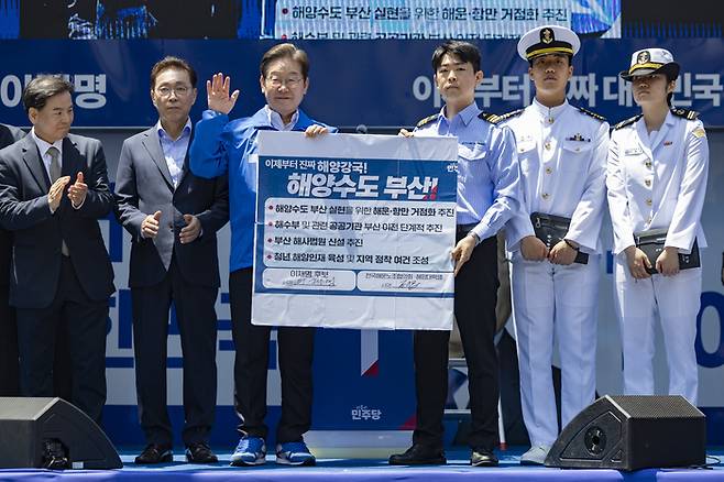 더불어민주당 이재명 대선후보가 지난달 14일 부산 부산진구 서면에서 열린 유세에서 부산 해양수도를 위한 공약에 서명한 뒤 들어보이고 있다. (사진=연합뉴스)