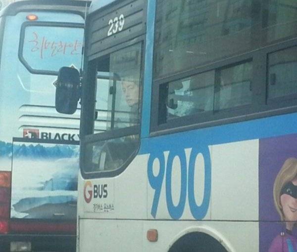 신호 대기 중인데 자꾸 째려보는 버스기사..