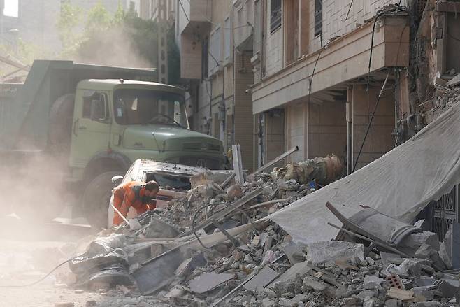 13일(현지 시간) 이란 테헤란에 이스라엘 공습으로 파손된 건물 잔해 모습. 뉴시스