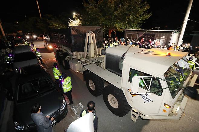 2022년 10월6일 사드 기지 입구인 경북 성주군 초전면 소성리 마을회관 앞 도로에 사드 장비를 실은 군용차량이 지나가고 있다. 연합뉴스