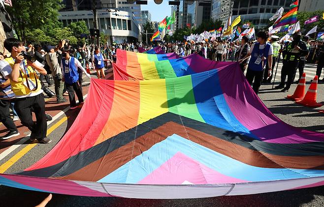 지난해 6월1일 오후 무지개 깃발을 든 서울퀴어퍼레이드 참가자들이 서울 종로구 종각역을 출발해 종로 방면으로 행진하고 있다. 연합뉴스