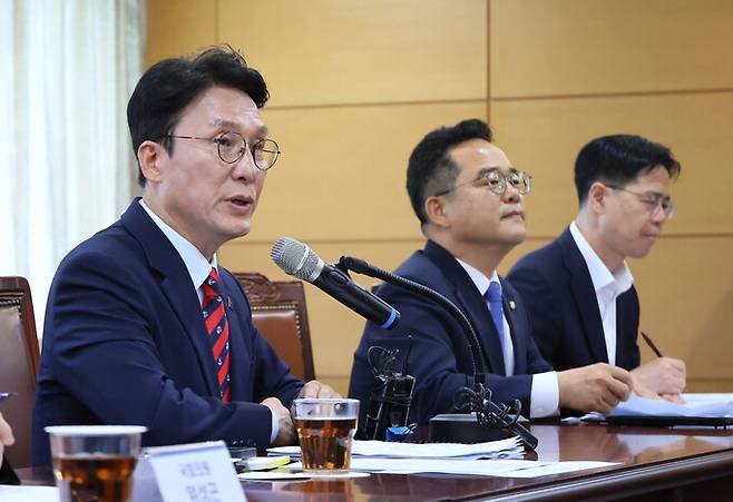 김민석 국무총리 후보자가 14일 서울 종로구 통의동 금융감독원 연수원에 마련된 청문회 준비단 사무실에서 식품·외식업 협회와 전문가 등이 참석한 가운데 열린 밥상물가 안정을 위한 경청 간담회에서 발언하고 있다. 연합뉴스