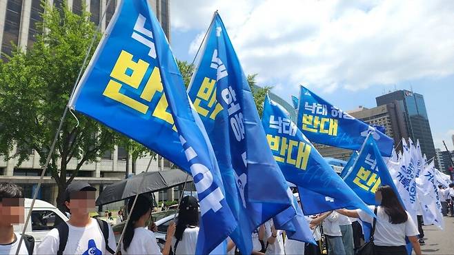 보수 기독교 단체 ‘거룩한방파제’가 14일 오후 1시께 서울 중구 서울시의회 인근에서 서울퀴어축제 맞불집회 성격인 통합국민대회를 열고 있다. 장종우 기자