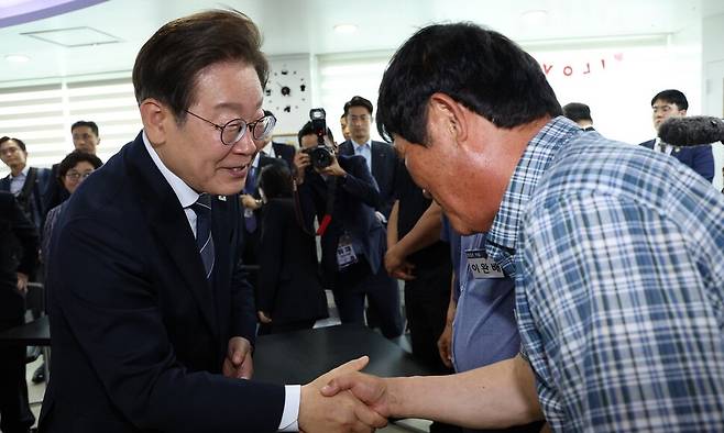 이재명 대통령이 지난 13일 경기도 파주시 장단면 행정복지센터에서 접경지 주민 간담회 참석자들과 인사하고 있다. 연합뉴스