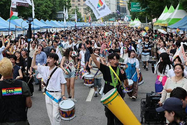 14일 열린 26회 서울퀴어퍼레이드 모습. 정용일 선임기자 yongil@hani.co.kr