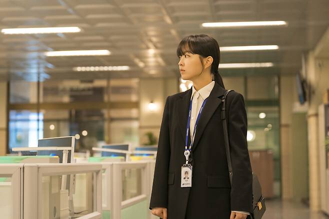 누구와도 유대감을 가질 수 없고 서로를 감시하는 듯한 미래가 일하는 사무실의 전경을 카메라는 자주 비춘다. 청년세대가 묵묵히 견뎌온 일이 부당하고 고통스러운 일임을 일터도 말하고 있다. tvN 제공