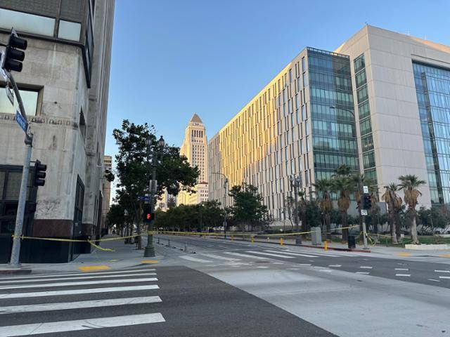 13일 미국 캘리포니아주 로스앤젤레스(LA) 도심의 LA 시청 주변 도로에 노란색 경계 테이프가 둘러져 있다. 로스앤젤레스=이서희 특파원