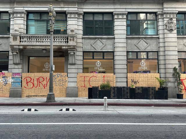 13일 미국 캘리포니아주 로스앤젤레스(LA) 시청 주변의 한 건물. 시위 과정에서 창문 파손, 낙서 등 피해를 입지 않기 위해 1층 외부를 나무 판자로 막아 놨다. 로스앤젤레스=이서희 특파원