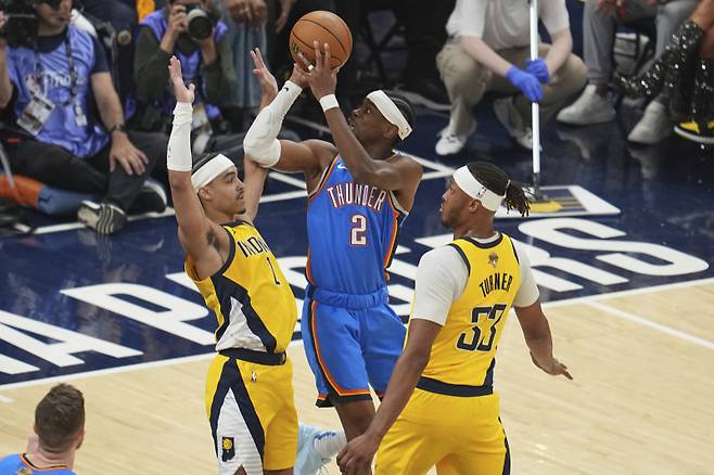 <yonhap photo-2115=""> Oklahoma City Thunder guard Shai Gilgeous-Alexander (2) shoots over Indiana Pacers guard Andrew Nembhard, left, and Indiana Pacers center Myles Turner (33) during the first half of Game 4 of the NBA Finals basketball series, Friday, June 13, 2025, in Indianapolis. (AP Photo/Michael Conroy)/2025-06-14 10:21:25/ <저작권자 ⓒ 1980-2025 ㈜연합뉴스. 무단 전재 재배포 금지, AI 학습 및 활용 금지></yonhap>