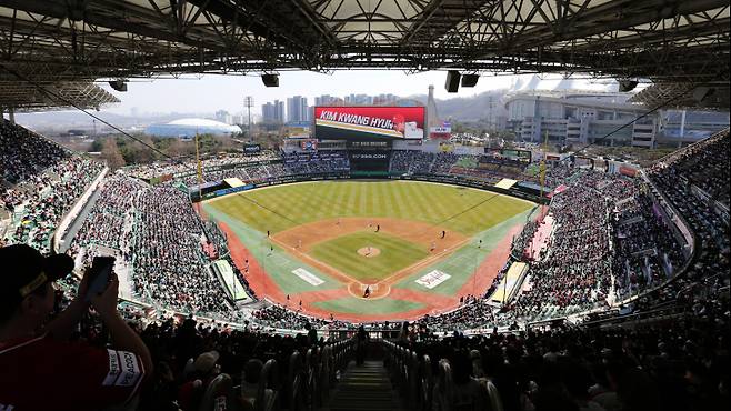 프로야구 SSG가 14일 인천 롯데전에서 시즌 10번째 매진 기록을 썼다. 이는 구단 역사상 최다 기록이다. 사진=SSG