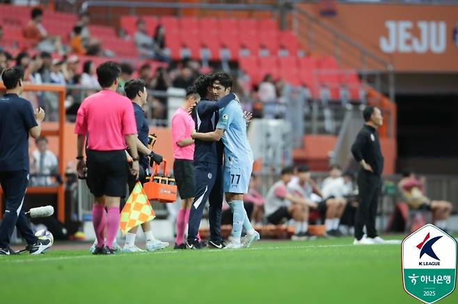 대구 김주공이 14일 제주월드컵경기장에서 열린 제주와의 K리그1 18라운드서 선제골을 터뜨린 뒤 김병수 감독과 포옹하고 있다. 사진=프로축구연맹