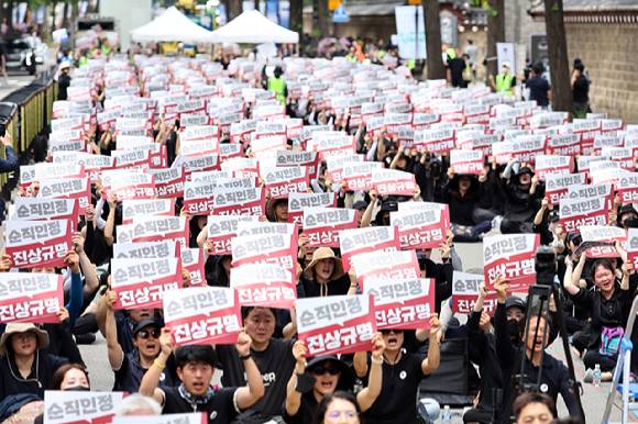 14일 정부서울청사 인근에서 열린 '제주 교사 추모·교권 보호 대책 요구 전국 교원 집회'에서 참석자들이 피켓을 들며 구호를 외치고 있다. [사진=연합뉴스]
