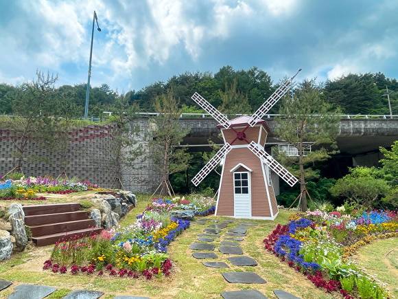 청계호수 풍차 전경 [사진=포천시]