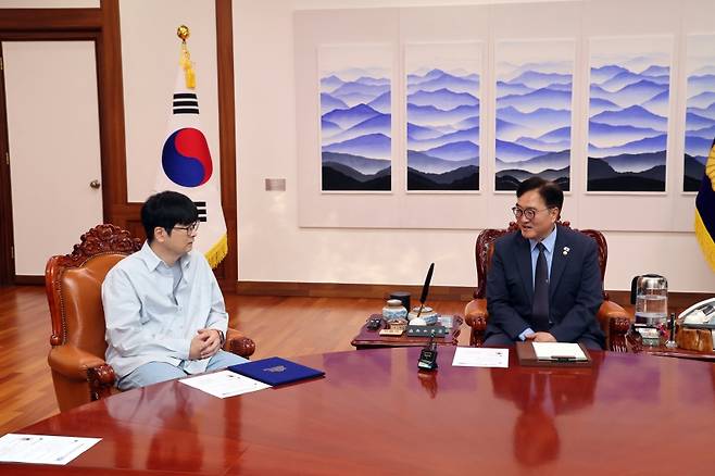 우원식 국회의장이 12일 오전 의장집무실에서 탁현민 의장 행사기획자문관 위촉식 이후 이야기를 나누고 있다. (국회의장실 제공)