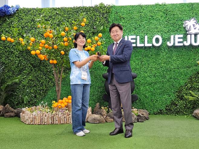 오영훈 제주도지사가 해외 입양인 대표에게 돌하르방 기념품 등을 전달하고 있다. (제주관광공사 제공)