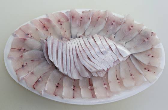 전남 신안군 송도위판장에서 판매하는 병어회. 중앙포토