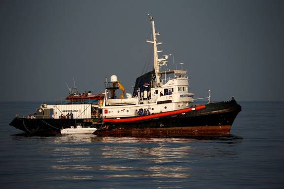 난민 34명을 태운 이탈리아 선박이 2019년 8월 31일 지중해에서 모습을 드러냈다. 로이터=연합뉴스