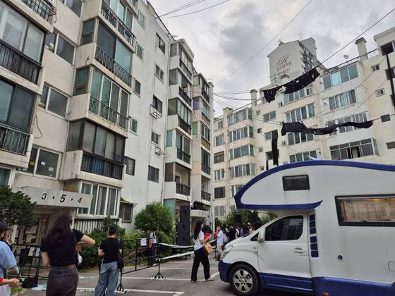 인왕아파트 공연장의 관객석은 주차장이었다. 현장 화장실 용도로 준비된 캠핑카의 모습.. 한은화 기자