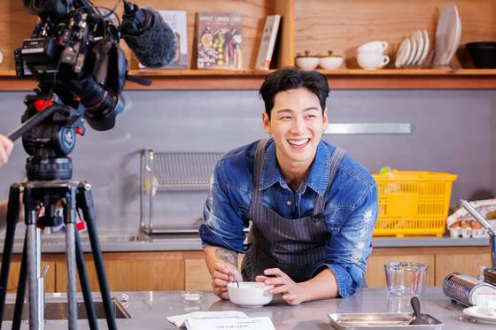 엄마의 레시피를 따라해보는 '뭘 먹고 자랐길래' 영상 제작 현장. 사진 나승보