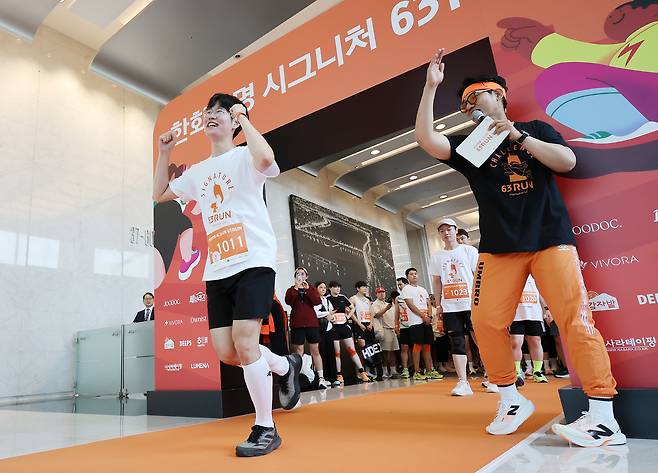 14일 오전 서울 여의도 63빌딩에서 열린 '한화생명 시그니처 63 RUN'에서 참가자가 출발하고 있다. 뉴스1
