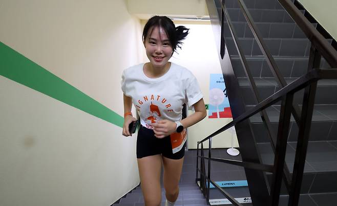 행사 참가자가 40층을 지나고 있다. 뉴시스