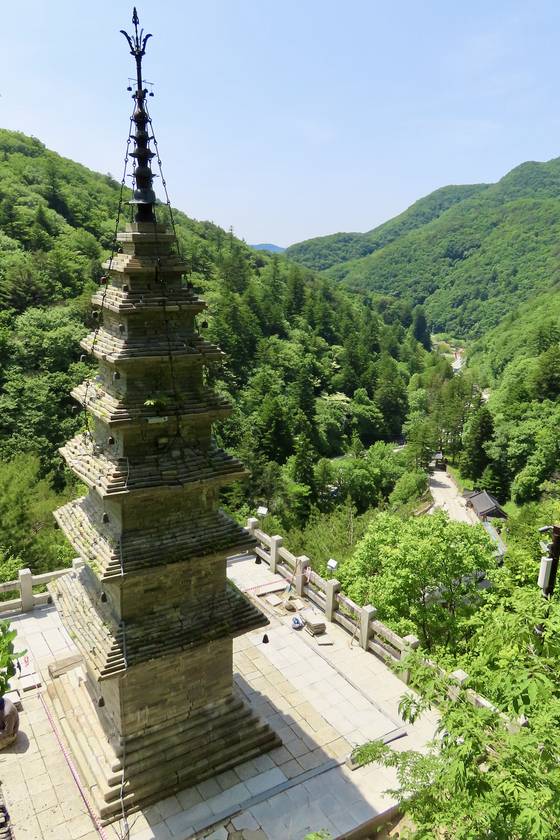 강원도 함백산의 대한불교조계종 정암사. 월정사의 말사다. 이 사찰 밑으로 태백선 정암터널이 뚫렸다. 무려 4505m로 고한역과 추전역을 잇는다. 1969년 8월에 착공하여 1973년 2월 28일에 준공한 난공사 중의 난공사로 꼽혔다. 정암사 수마노탑은 기단에서 상륜부까지 완전한 모습을 갖추고 있는 모전석탑으로, 진신사리 봉안해 국보로 지정됐다. 강원도 정선군 함백산로 1410. 김홍준 기자