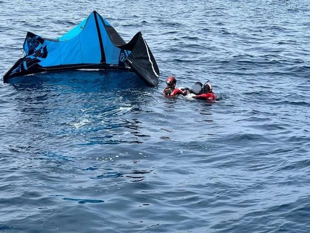 ▲ 지난 13일 강원 강릉 해상에서 레저 활동 중 표류한 60대 구조하는 해경.강릉해양경찰서 제공