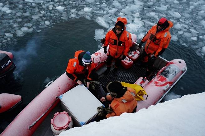 ▲ 세종기지에 찾아온 폴란드 기지의 작은 고무보트