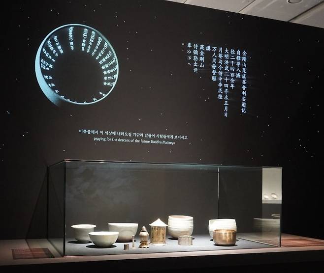 전시는 이성계가 건국을 준비 중이던 1391년, 금강산 월출봉에서 측근들과 함께 미륵불에 바친 예물(이성계 발원 사리장엄)로 막을 올린다. 불교에서 미륵불은 훗날 세상에 내려와 새 시대를 열고 민중을 구원할 존재. 고려 말 엉망으로 망가진 사회를 이성계 자신이 미륵불처럼 구원하겠다는 야심찬 포부가 담긴 유물이다.