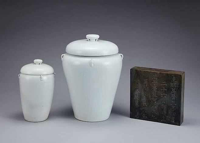 광해군 태를 묻은 기록이 새겨진 지석과 태항아리.