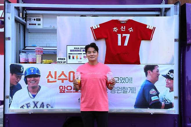 추신수 SSG 랜더스 구단주 보좌역이 14일 인천 SSG랜더스필드에 도착한 커피 트럭 앞에서 기념 촬영하고 있다. 친구 이대호가 추신수를 위해 선물을 보냈다. 사진=연합