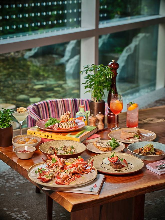 배달음식 섭취 가능 여부는 호텔마다 다르다. 배달음식 섭취가 가능할지라도 냄새가 강한 음식(해산물, 김치, 튀김류 등)은 주변에 불편을 끼칠 수 있고, 국물 음식 또는 붉은 양념이 강한 음식을 흘릴 경우 침구나 카펫을 더럽힐 수 있으니 주의해야 한다. 파크 하얏트 서울 제공