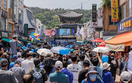 Then-Democratic Party presidential candidate Lee Jae-myung holds a campaign at a traditional market in Suwon, Gyeonggi, on May 19. [JOONGANG ILBO]
