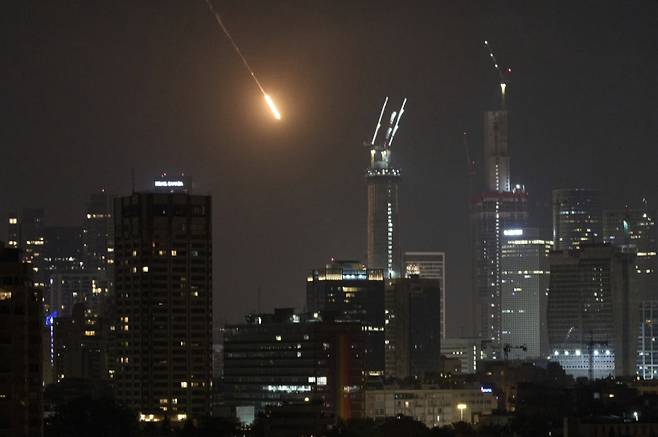 14일(현지시간) 이스라엘 텔아비브 상공에 이란 측이 발사한 미사일이 발견됐다. 연합뉴스
