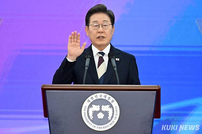 이재명 대통령이 지난 4일 서울 여의도 국회 로텐더홀에서 열린 제21대 대통령 취임 선서 행사에서 선서하고 있다. 유희태 기자