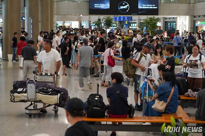 본격적인 휴가철인 1일 인천국제공항 제1여객터미널이 여행객들로 붐비고 있다. 유희태 기자