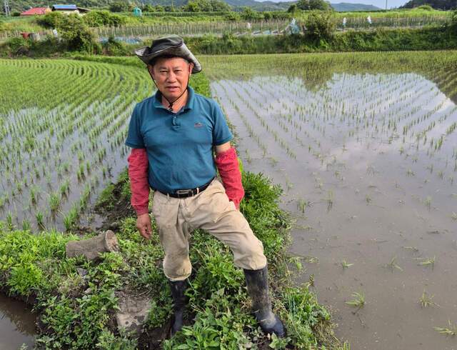 김병진 목사가 지난 10일 충북 청주시 북이면 현암리 논두렁에 서 있다. 푸른교회 제공