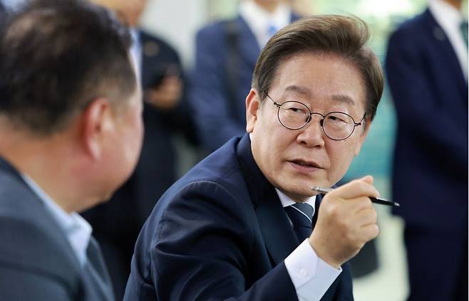 이재명 대통령이 13일 경기도 파주시 장단면 행정복지센터에서 접경지 주민 간담회를 하고 있다. 연합뉴스