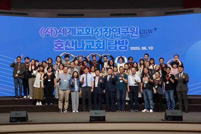 대만 목회자들이 지난 9일부터 14일까지 부산 교회를 탐방했다. 지난 10일 부산 호산나교회를 탐방하고 김형근(앞줄 왼쪽 다섯 번째) 순복음금정교회 목사와 함께 단체기념촬영을 하고 있다. 이번 행사는 (사)세계교회성장연구원이 주최하고 순복음금정교회가 후원했다.