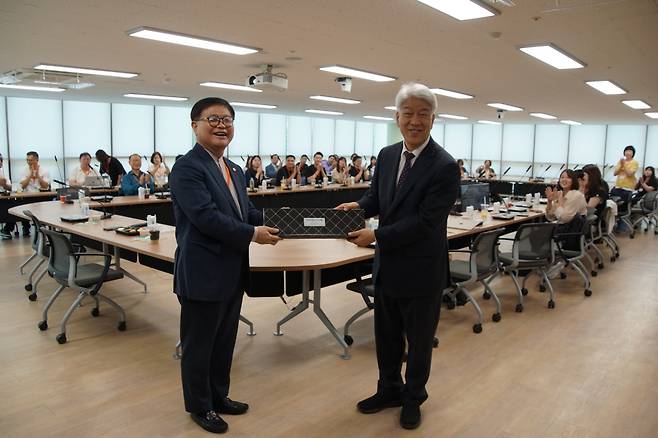 김문훈(오른쪽) 목사가 지난 11일 부산 포도원교회를 방문한 대만 목회자들을 대표해 장한업 타이베이순복음교회 목사에게 선물을 전달하고 있다.