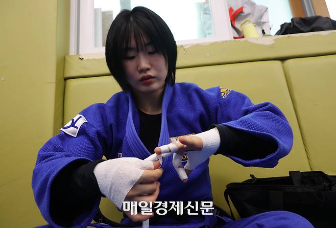 유도 국가대표 허미미가 한국체대 승리관에서 대표팀 훈련에 앞서 테이핑을 하고 있다. 이승환 기자