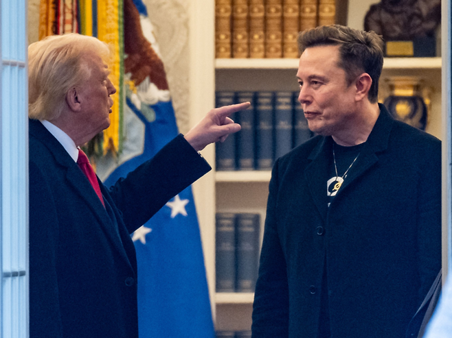 일론 머스크 테슬라 최고경영자(CEO·오른쪽)와 도널드 트럼프 미국 대통령이 지난 3월 백악관에서 대화하는 모습. [사진 출처=AFP연합뉴스]