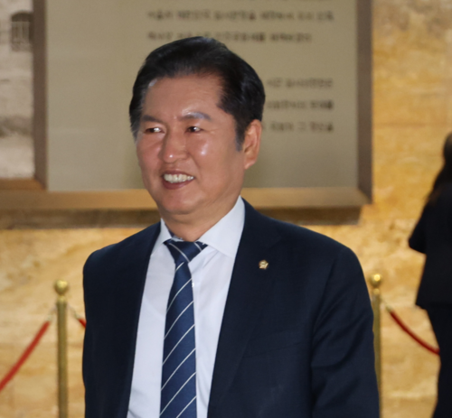 정청래 더불어민주당 의원이 지난 3월 26일 이재명 대표의 항소심 무죄 선고 이후 서울 여의도 국회에서 열린 비상 의원총회에 참석하고 있다. [사진 출처 = 연합뉴스]