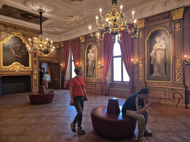 천장화와 가구, 조명, 바닥 마루의 문양까지도 뭐 하나 예쁘지 않은 디테일이 없다. ©김슬기