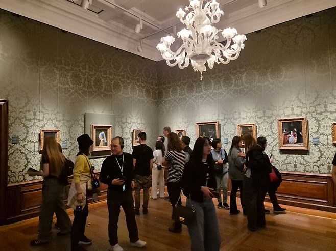 베르메르의 진주 귀고리 소녀 앞의 인파는 모나리자에 비하면 귀여운 수준이다. ©김슬기