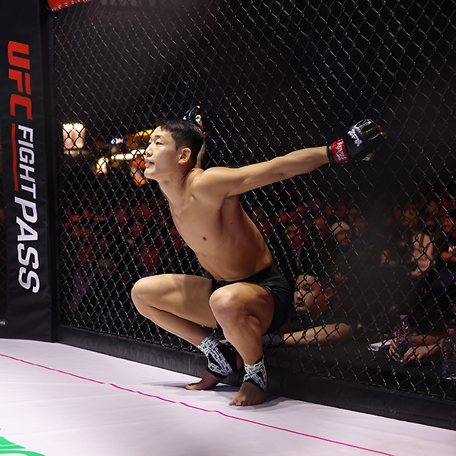 유주상이 2024년 12월 경기도 고양시 KINTEX 제2전시장 7A홀에서 Lookin‘ for a Fight 이벤트 및 UFC 파이트 패스 생중계로 진행된 ZFN 2 메인카드 제5경기 시작을 기다리고 있다. 사진=MCP ECC