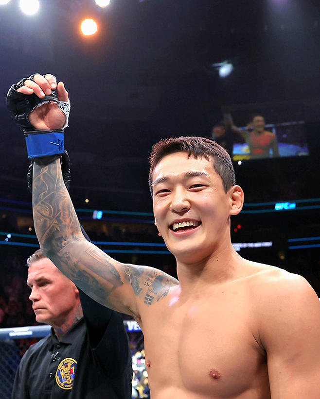 대한민국 UFC 23호 파이터로 데뷔한 유주상이 2025년 6월 미국 뉴저지주 뉴어크 프루덴셜 센터에서 승리 선언을 받고 있다. 사진=TKO