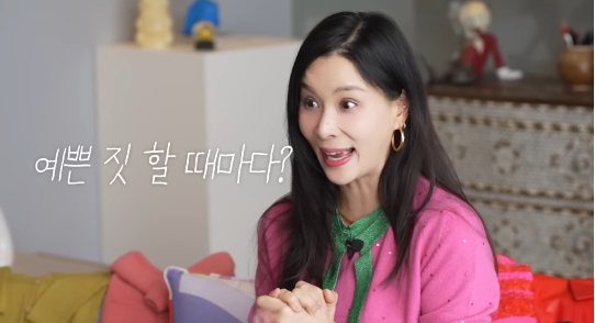 고소영이 30년간 소장해 온 빈티지 명품을 공개했다.사진=유튜브 채널 ‘바로 그 고소영’
