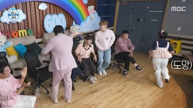 박나래가 손사레를 치며 스튜디오를 이탈했다. /사진=MBC '나 혼자 산다' 캡처